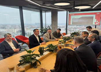 وزير الإتصالات يعقد اجتماعا مع مسئولى شركات ومؤسسات صربية