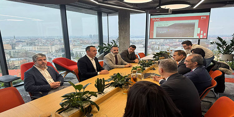 وزير الإتصالات يعقد اجتماعا مع مسئولى شركات ومؤسسات صربية