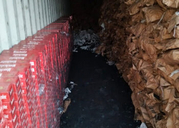 ١٧٦٣ خرطوشة سجائر أجنبية الصنع مخفية داخل حاوية فحم نباتي