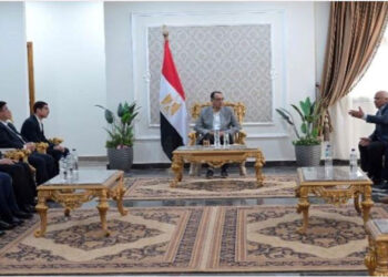 رئيس الوزراء يلتقي وفدا من مؤسسة رجال الأعمال المصريين الصينيين