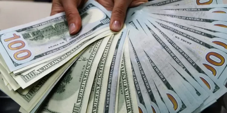 تراجع طفيف في أسعار الدولار أمام الجنيه المصري خلال تعاملات اليوم
