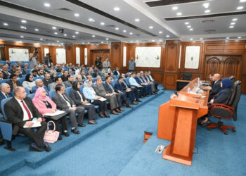 وزير الصناعة والنقل يبحث مع محافظ ومستثمري المنوفية تحديات المناطق الصناعية بالمحافظة وسبل حلها