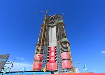 وزير الإسكان يكشف الملحمة الهندسية لتنفيذ الهيكل الخرسانى لأطول برج على ساحل البحر المتوسط