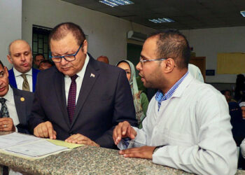 رئيس هيئة الاعتماد والرقابة الصحية يلتقي محافظ أسوان ورئيس جامعة أسوان