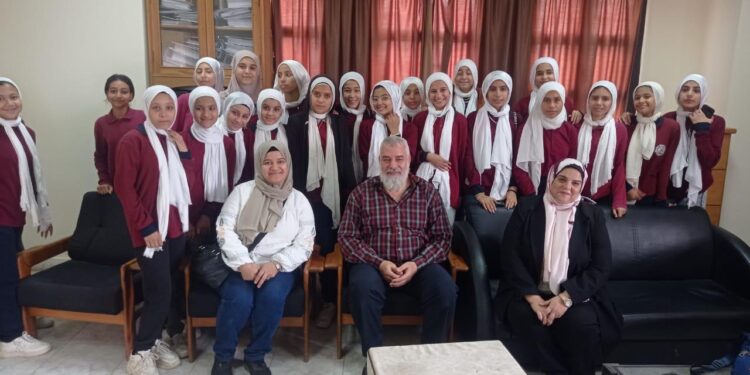 جهاز العاشر من رمضان يستقبل طلاب مدرستين للتعرف على المشروعات الحيوية بالمدينة