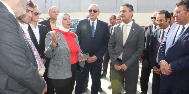 وزير التموين ومحافظ الغربية يتفقدان أنشطة ومشروعات المنطقة التجارية بطنطا