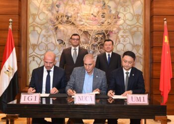 وزيرا الإسكان المصرى والصينى يشهدان توقيع اتفاقية إدارة وتشغيل منطقة الأعمال المركزية