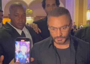 تامر حسني يشارك في جنازة والدة مي عز الدين