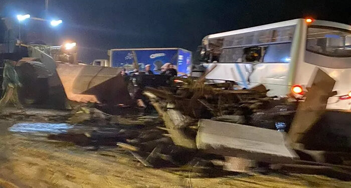 إصابة 13 شخصا في تصادم بين أتوبيس وسيارة نقل بالإسكندرية