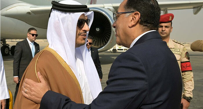 رئيس الوزراء يستقبل نظيره القطري بمطار القاهرة الدولي