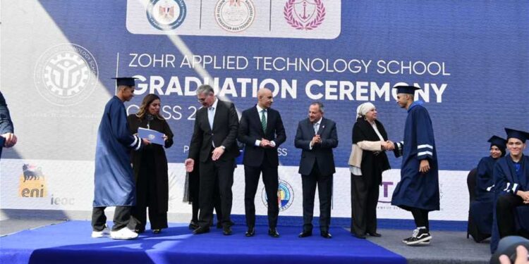 وزيري التعليم والبترول يشهدان تخريج الدفعة الأولى من مدرسة “ظُهر للتكنولوجيا التطبيقية” ببورسعيد