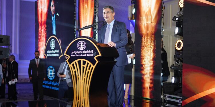 الاتحاد الدولي للمصرفيين العرب، يكرم  وزير التموين بجائزة التميز والانجاز المصرفي العربي