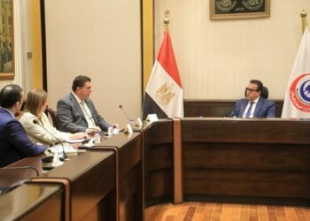 وزير الصحة يبحث مع ممثلي شركة الأهلي كابيتال فرص الاستثمار في القطاع الصحي
