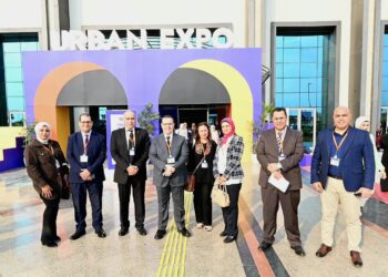 وليد عباس يتفقد انتظام العمل بالجناح المصري فى المعرض المصاحب للمنتدى الحضرى العالمى