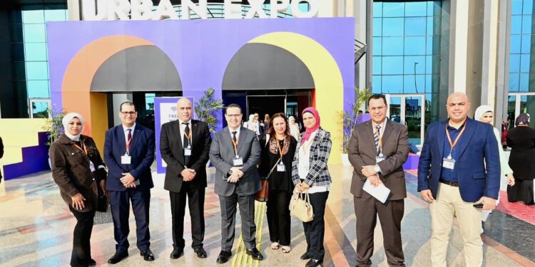 وليد عباس يتفقد انتظام العمل بالجناح المصري فى المعرض المصاحب للمنتدى الحضرى العالمى