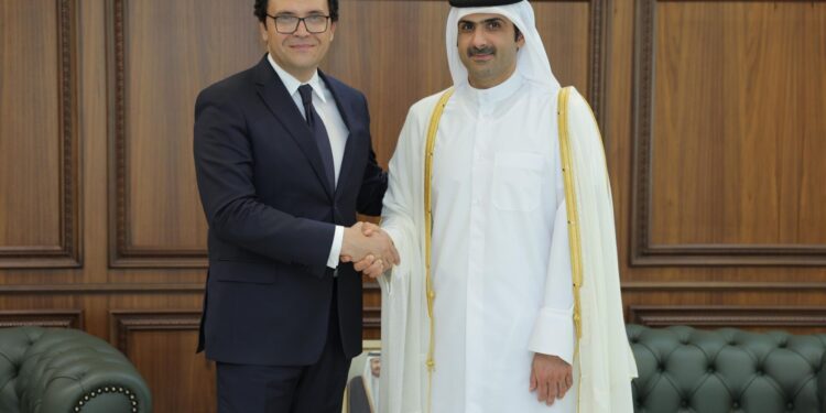 وزير الثقافة يلتقي نظيره القطري ورئيس مجلس أمناء “متاحف قطر” ضمن زيارته الرسمية للدوحة