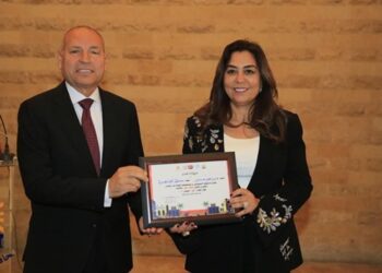 وزيرة التنمية ومحافظ القاهرة يكرمان فرق العمل المشاركة في تنظيم المنتدي الحضري