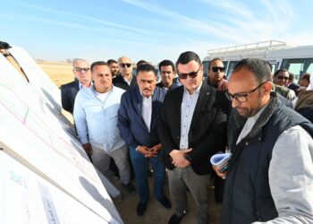 وزير الإسكان ومحافظ مطروح يتفقدان موقف تنفيذ أعمال الطرق والمرافق للأراضى البديلة بمنطقة “شمس الحكمة”