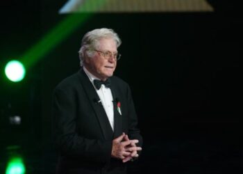 حسين فهمي يفتتح سوق الصناعة اليوم ضمن فعاليات مهرجان القاهرة السينمائي