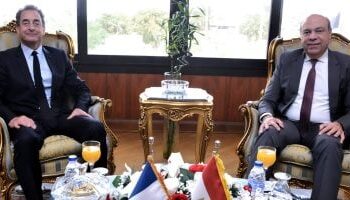 وزير الطيران المدني يلتقي السفير الفرنسي لدى مصر