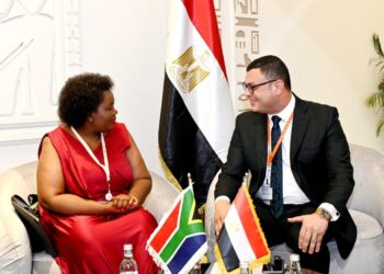 وزير الإسكان يعرض على نظيرته من جنوب أفريقيا التجربة العمرانية المصرية.. ويبحثان سبل تعزيز التعاون المشترك