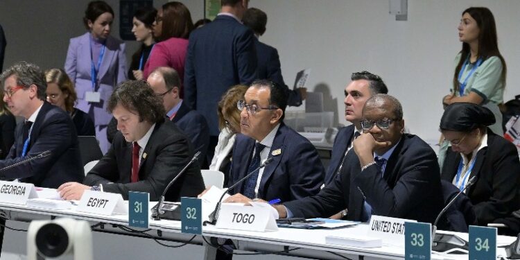 رئيس الوزراء يشارك في مائدة مستديرة حول تعزيز إجراءات التخفيف من آثار التغير المناخي