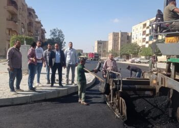 رئيس جهاز مدينة 15 مايو يتفقد أعمال رفع كفاءة الطرق والأحياء السكنية بالمرحلة الثالثة بالمدينة