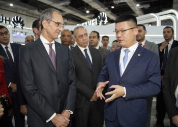 وزير الاتصالات يزور جناح هواوي بمعرض Cairo ICT’24