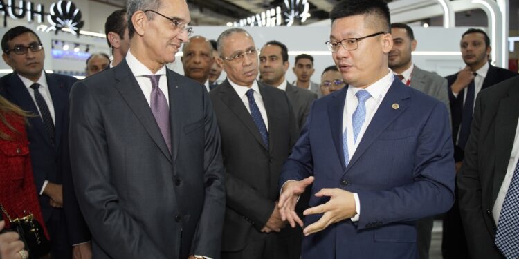 وزير الاتصالات يزور جناح هواوي بمعرض Cairo ICT’24