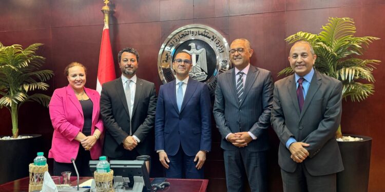 وزير الاستثمار يلتقى رئيس قسم العلاقات الحكومية و الشركات لدول الشرق الاوسط و افريقيا  لشركة مارس