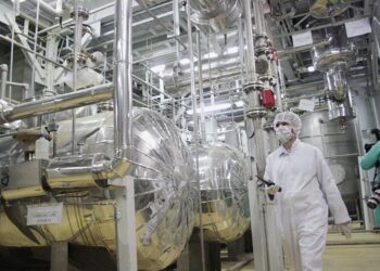 خبير شؤون إيرانية: أوروبا بحاجة إلى تنازل طهران لتخفيف توترات الملف النووي