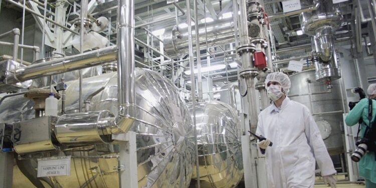 خبير شؤون إيرانية: أوروبا بحاجة إلى تنازل طهران لتخفيف توترات الملف النووي