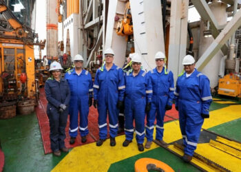 وزير البترول يتفقد أعمال حفر البئر الاستكشافي  ” خنجر 1 “