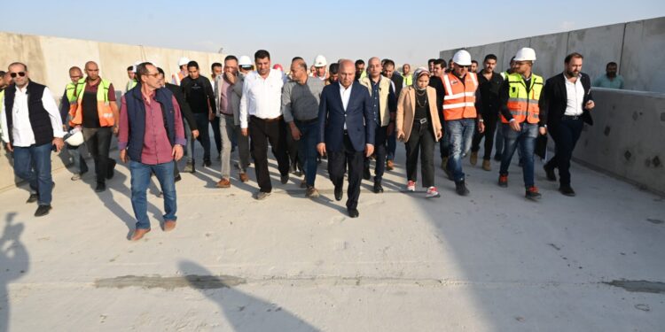 وزير الصناعة والنقل  يتفقد مواقع العمل بمشروع الخط الأول من شبكة القطار الكهربائي السريع