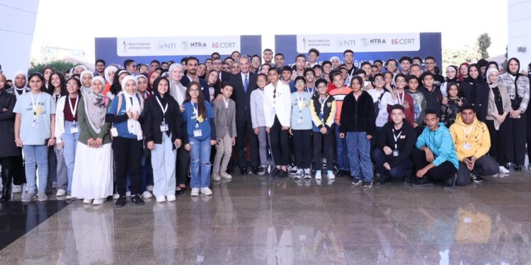 وزير الاتصالات يشهد حفل تخريج الدفعة الأولى من أكاديمية الأمن السيبرانى لتدريب النشء بالقرية الذكية