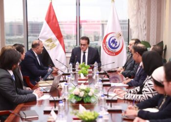 نائب رئيس مجلس الوزراء يبحث مع وفد شركة جلاسكو (GSK) سبل التعاون في القطاع الصحي