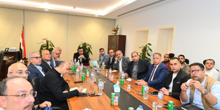 وزير الإسكان يعقد اجتماعاً بجهاز مدينة العلمين الجديدة لمتابعة خطة إنهاء وتسليم الوحدات لحاجزيها
