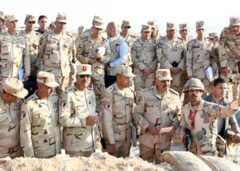 الفريق أحمد خليفة يتفقد عناصر القوات المسلحة المتمركزة شرق القناة