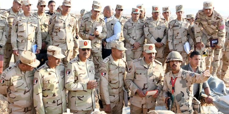 الفريق أحمد خليفة يتفقد عناصر القوات المسلحة المتمركزة شرق القناة