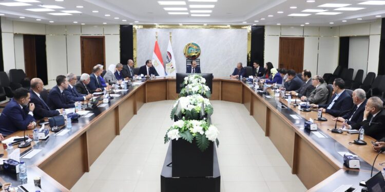 وزير قطاع الأعمال العام يستعرض مستجدات تنفيذ المشروع القومي لتطوير صناعة الغزل والنسيج