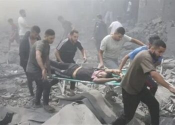 طواقم الإسعاف تنتشل عددا من الشهداء بمخيم النصيرات وسط قطاع غزة