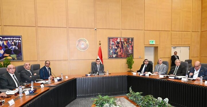 وزير الإسكان يستعرض الجهود المبذولة لتوطين الصناعات ذات الصلة بقطاع المرافق