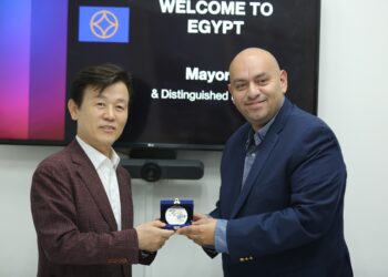 عمدة مدينة جيونجو الكورية الجنوبية يستعرض فرص الشراكة مع المستثمرين المصريين في قطاعات الصناعة والطاقة