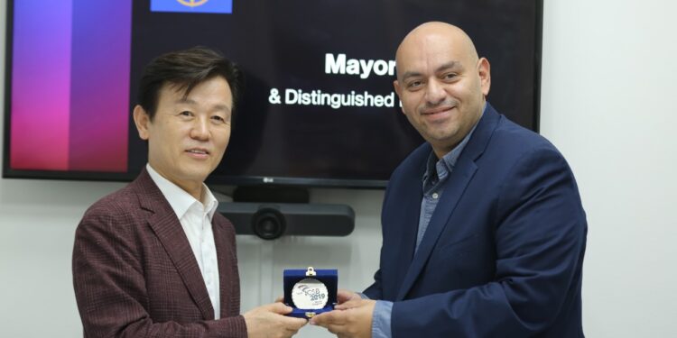 عمدة مدينة جيونجو الكورية الجنوبية يستعرض فرص الشراكة مع المستثمرين المصريين في قطاعات الصناعة والطاقة