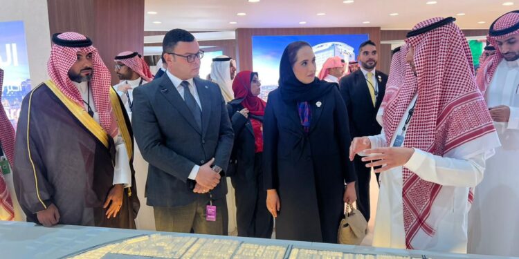 وزير الإسكان يعرض الفرص الاستثمارية المتاحة بمختلف أنواعها بالمدن الجديدة