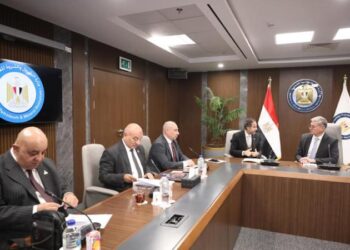 وزير البترول يعقد لقاء مع عدد من اعضاء مجلسي النواب والشيوخ