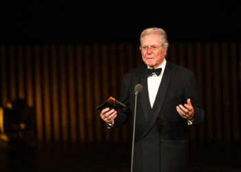 حسين فهمى يكشف تفاصيل مهرجان القاهرة ويتلقى عزاء شقيقه مصطفى