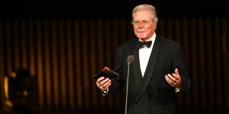 حسين فهمى يكشف تفاصيل مهرجان القاهرة ويتلقى عزاء شقيقه مصطفى