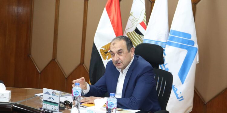 وزير قطاع الأعمال العام يتابع تنفيذ خطط العمل وموقف مشروعات شركات المقاولات والتطوير العقاري التابعة