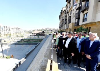 وزير الإسكان ومحافظ القاهرة يتفقدان موقف تنفيذ مشروع تطوير “منطقة سور مجري العيون” بمحافظة القاهرة